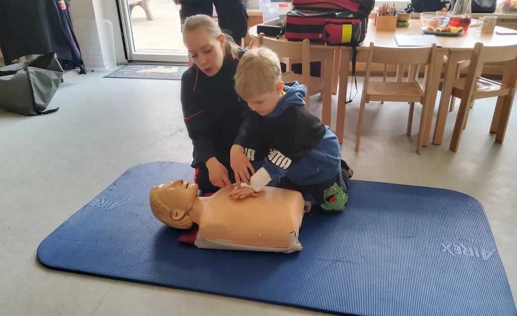 Polizei und Malteser Hilfsdienst bei den Vorschulkindern der Kita Spielwiese